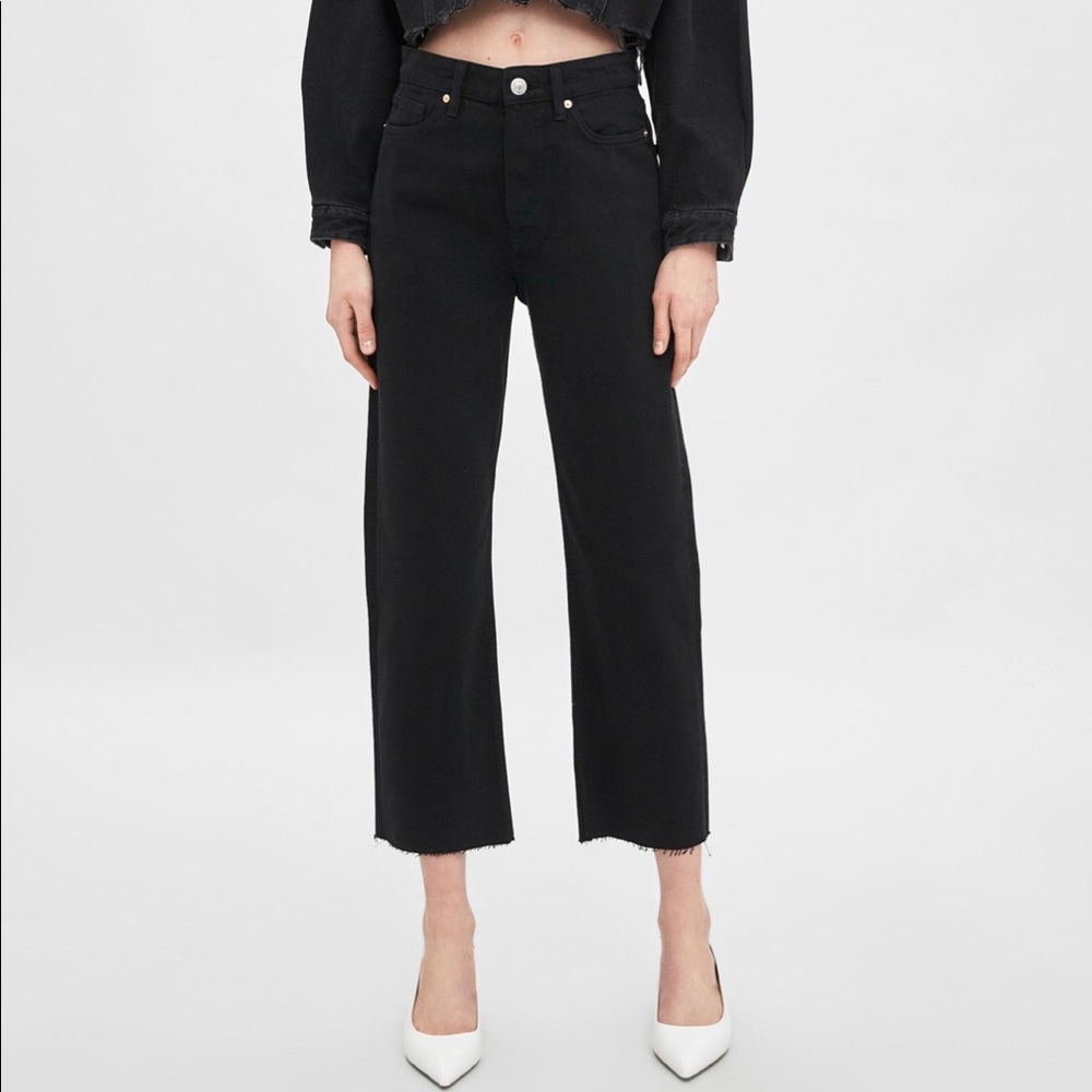 • Hi-Rise Cropped Straight Leg Jean •